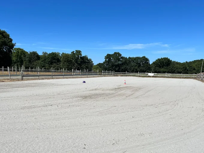Carrière 80 × 30 m et solarium des écuries d'Oska