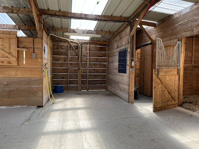 Espace de douche et de pansage des écuries d'Oska